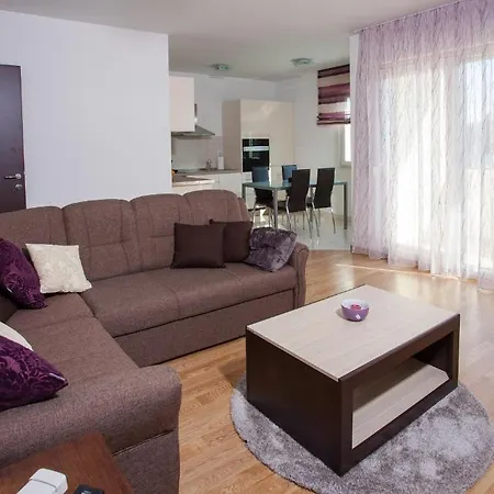 Luxury Vesna Apartamento *